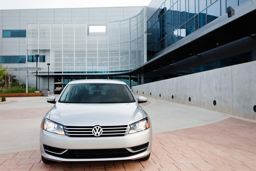  Volkswagen Passat 2011 года  (US) (фото 63 из 111)